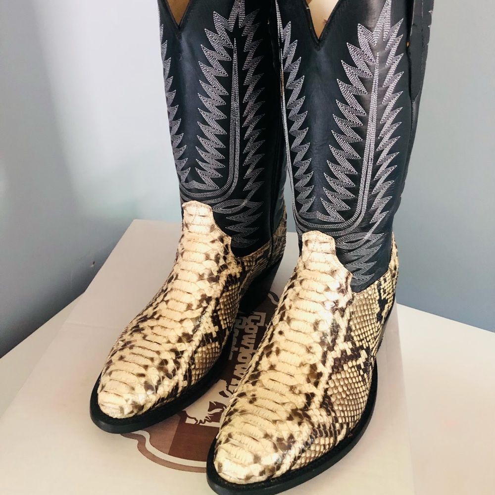 Men Cowboy Boots, Size 10. Brand New Never Worn.